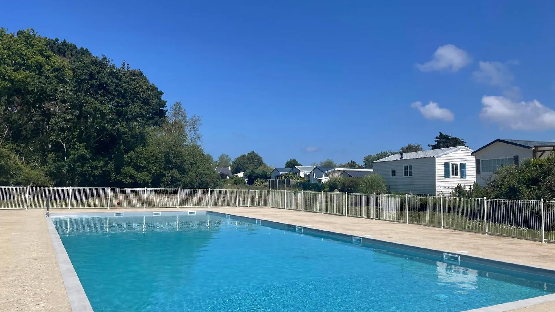 Mobil Home Avec Piscine Sur La Cote De Granit Rose Trégastel Francia
